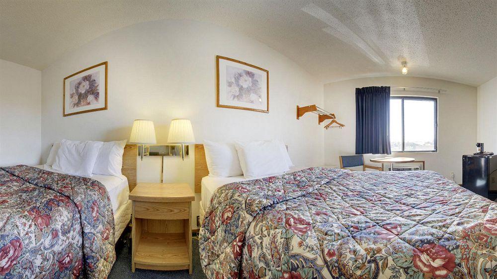 Super 8 By Wyndham Manhattan Ks Eksteriør billede
