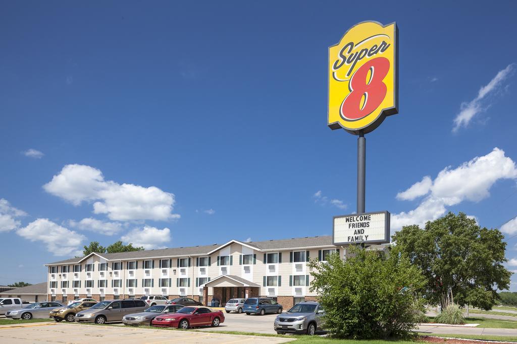 Super 8 By Wyndham Manhattan Ks Eksteriør billede