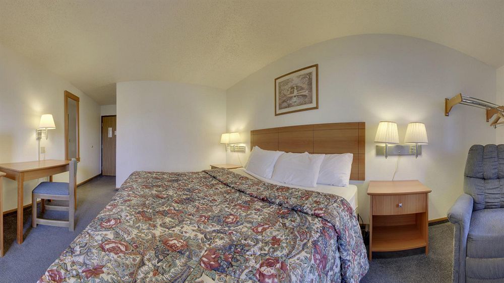 Super 8 By Wyndham Manhattan Ks Eksteriør billede