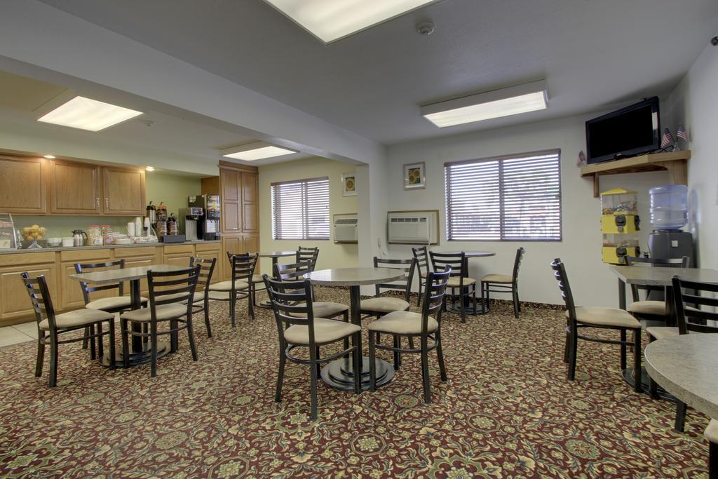 Super 8 By Wyndham Manhattan Ks Restaurant billede